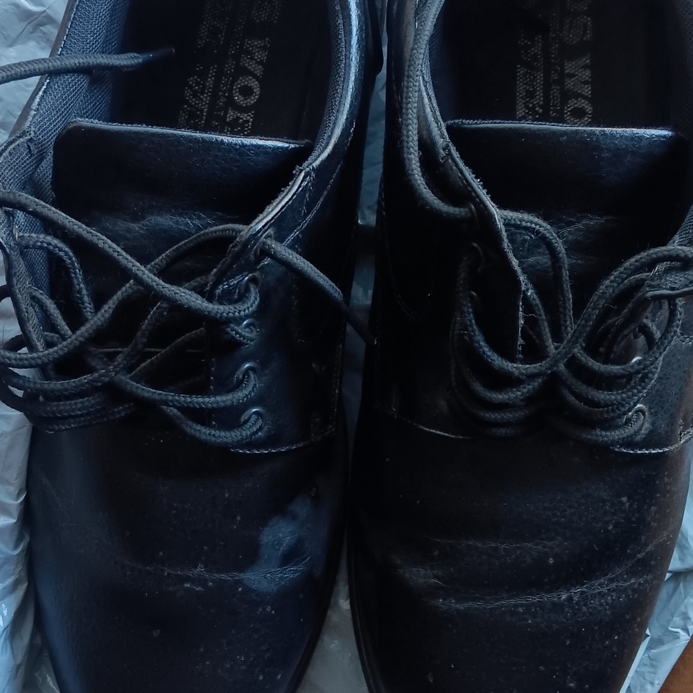 BRAND OF SHOES. DS WORK. MEN'S SHOES. CASUAL OR WORK. SIZE 13.